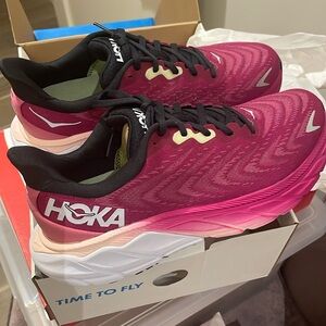 Women’s Hoka Arahi 6, size 8.5B. New in box.